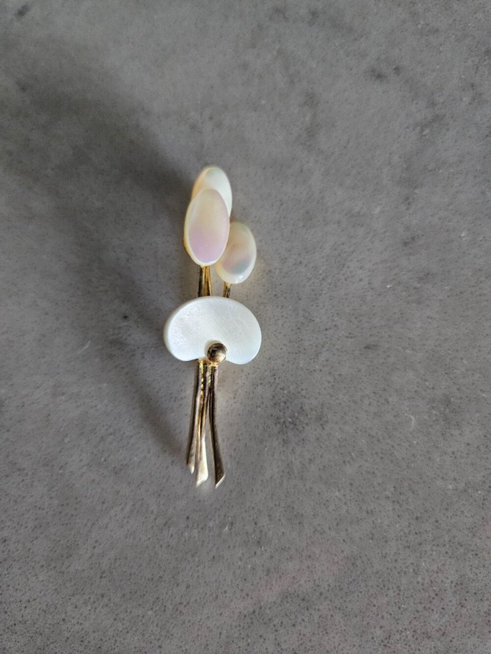 RARE AND VINTAGE POLISHED SHELL AND GOLD BROOCH / PIN